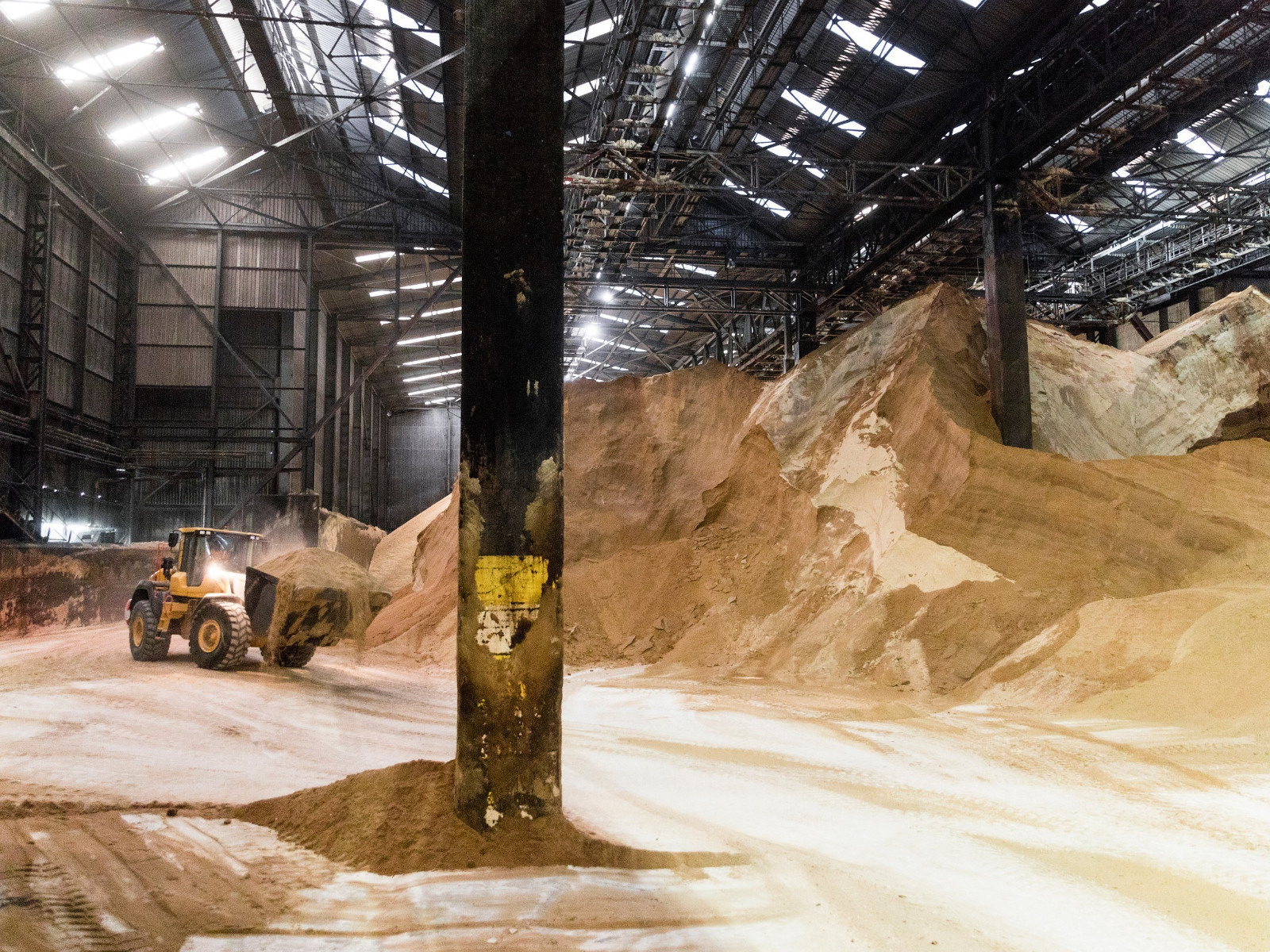 A mountain of raw sugar in the Tate & Lyle factory