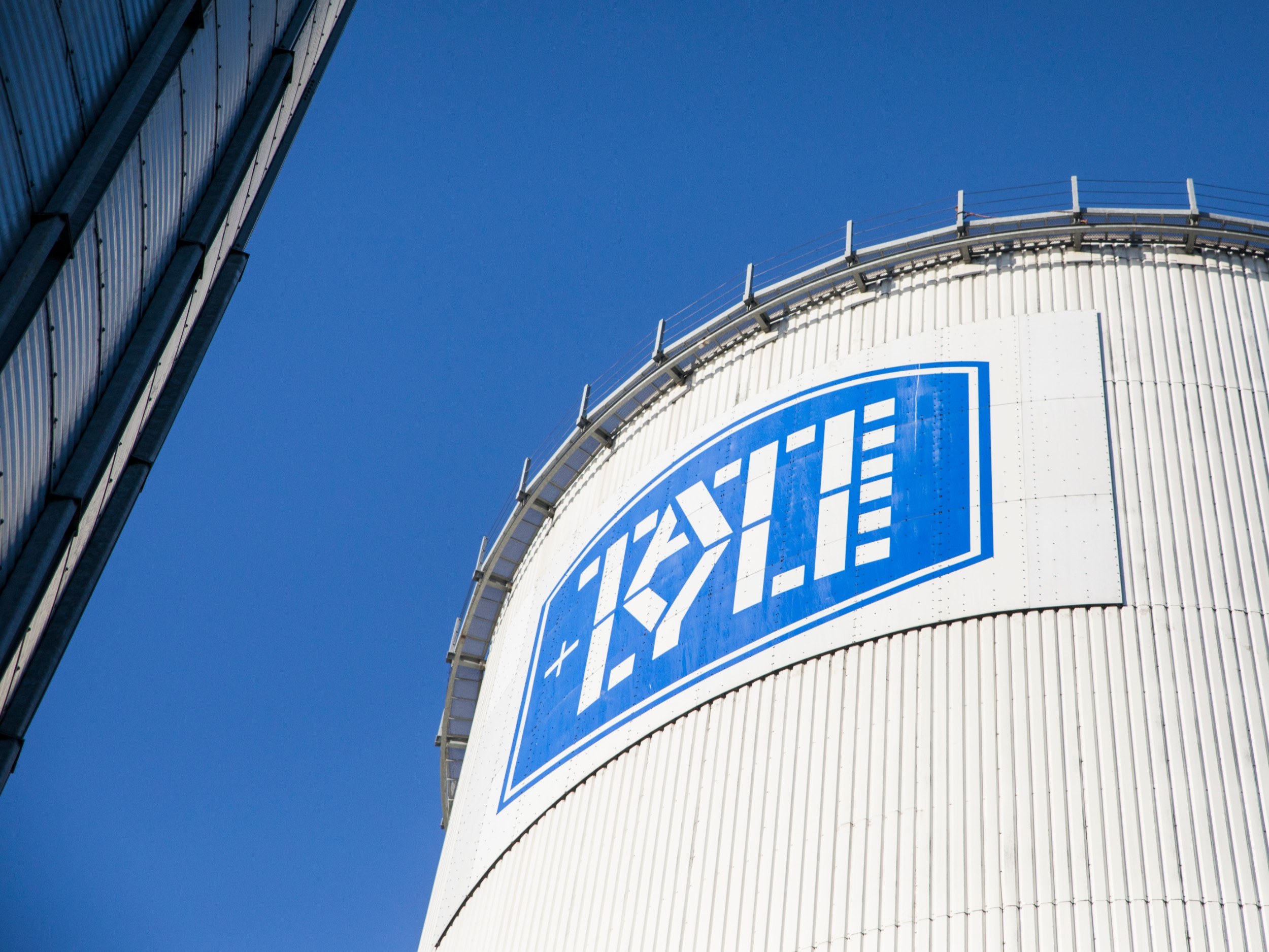 Cylindrical structure with Tate & Lyle logo on it