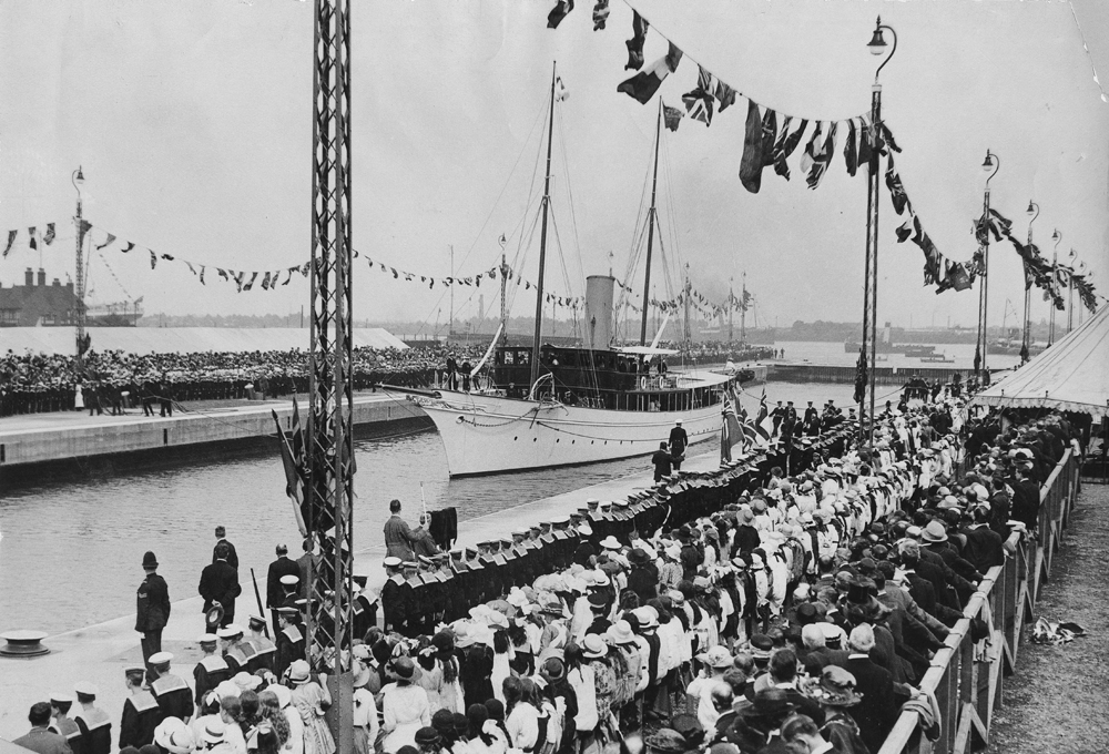 An black and white photograph of a large crowd in 1921 watching the dock being opened.